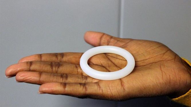 Un anillo vaginal que ayuda a prevenir la transmisión del virus podría convertirse en la esperanza de millones de mujeres. 