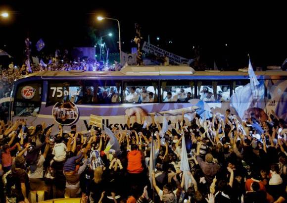 ap - Hasta los mismos jugadores se vieron sorprendidos con las proporciones del recibimiento. Ninguno de ellos se esperaba tal respaldo por parte de la afición de bonaerense.