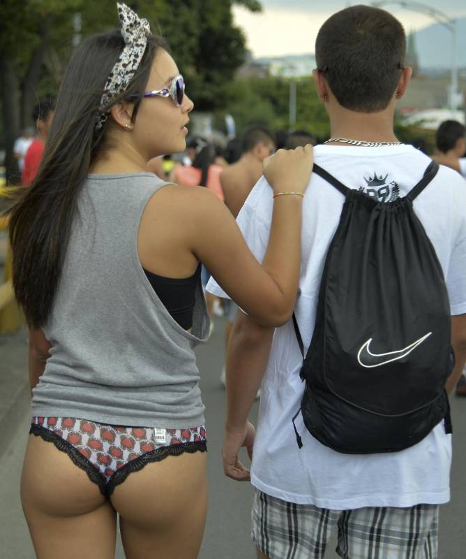 Más de dos mil personas hicieron parte de la tradicional ‘marcha sin pantalones’ realizada en Medellín. La manifestación tenía como fin defender la libertad de expresión a nivel mundial. FOTO AFP.