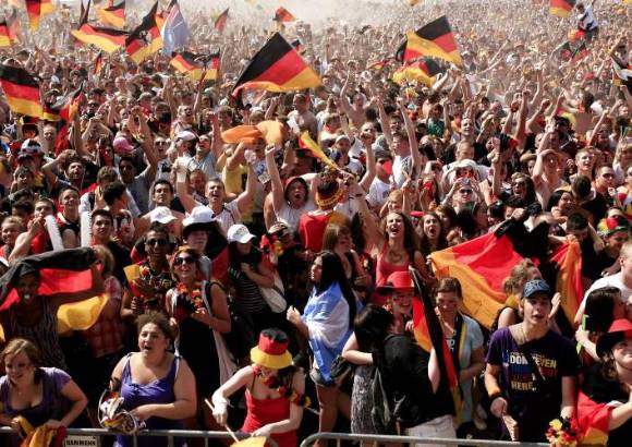 REUTERS - En Berlín, miles de personas se reunieron para ver y celebrar juntas el triunfo de Alemania sobre Argentina.