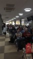 Decenas de viajeros están en las salas de espera del aeropuerto. FOTO VÍCTOR ÁLVAREZ