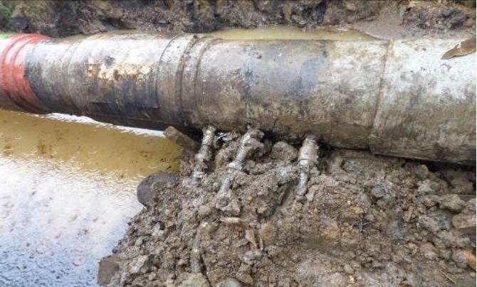 Válvulas ilegales conectadas al Oleoducto Trasandino, las cuales fueron detectadas por la Fuerza Pública. FOTO: Cortesía.