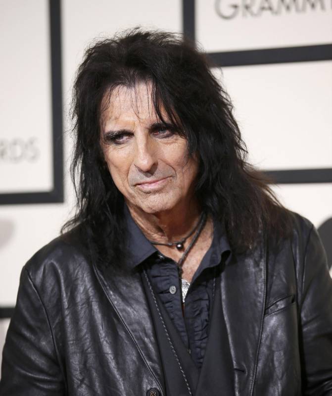 La leyendo del rock, Alice Cooper llegó a la gala. FOTO Reuters