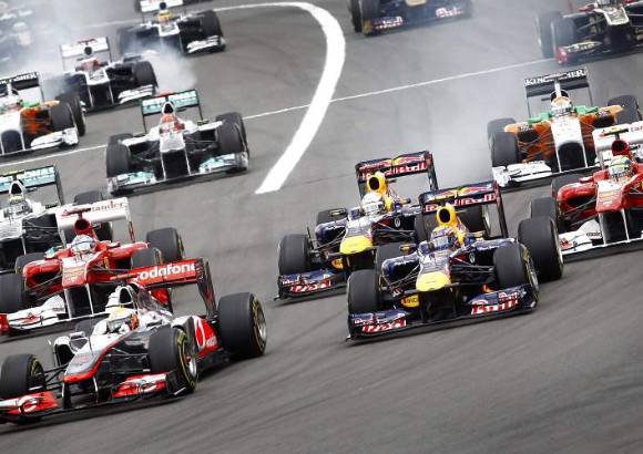 Reuters - Hamilton arranc&#243; segundo, pero le arrebat&#243; la punta a Webber luego de la primera curva.