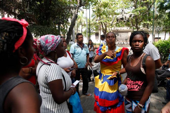 Al centro a la derecha, Angelina Cassiani, la palenquera afectada. FOTO: COLPRENSA 
