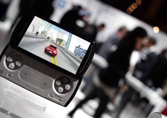 Reuters - El Xperia Play de Sony Ericsson es un smartphone que combina la tecnología Android para teléfonos inteligentes con la experiencia y calidad de los juegos de PlayStation. Este es el primer dispositivo en el mundo con certificación PlayStation.