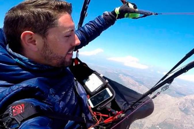Por causas que todavía se desconocen el dispositivo de apertura del paracaídas falló y el “youtuber” murió al instante. FOTO TOMADA DE FACEBOOK