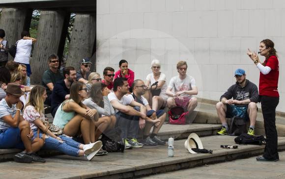 Turistas con su guía en el sector de La Alpujarra, Centro de Medellín. FOTO JAIME PÉREZ