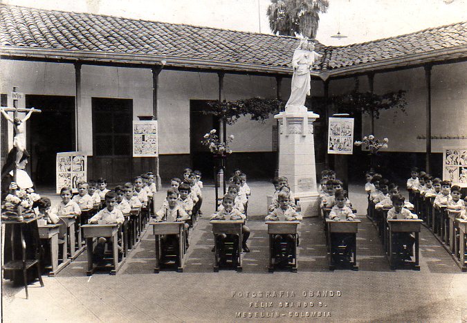 1. Los niños del jardín infantil en la sede de Juan del Corral. 2. Imagen panorámica de la sede actual en 1956. 3. imagen del colegio hoy, el cual cuenta con los servicios de 32 maestros. FOTOS CORTESÍA, EDWIN BUSTAMANTE 