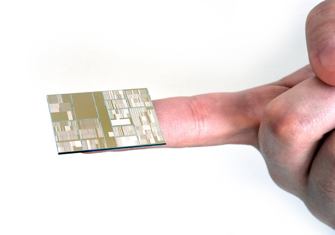 Además de Intel e IBM, otros reconocidos fabricantes de chips son AMD y Qualcomm. Todas estas compañías trabajan en investigación para hacerlos más potentes. FOTOs IBM research/NY times