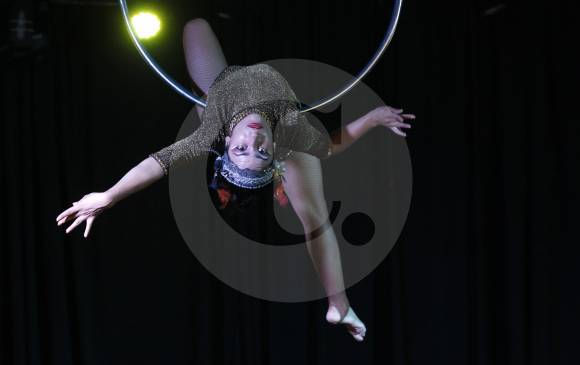 El Circo Medellín, con dirección del clown Carlos Álvarez, tiene un espectáculo con malabaristas, equilibristas y trapecistas. Domingo, 4:00 p.m. Base del Cerro Nutibara. FOTO Manuel Saldarriaga