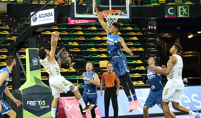 Jaime Echenique marcó cinco puntos consecutivos en su debut con el Acunsa Gipuzkoa Basket. FOTO @Oscarhak 