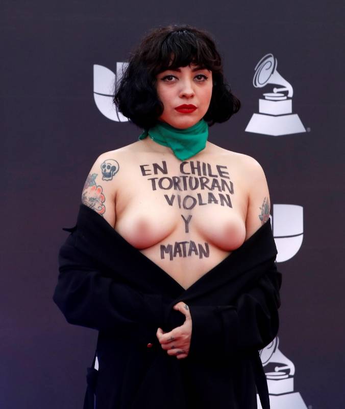 Mon Laferte se destapó para denunciar la crítica situación que vive Chile, su país. Foto: NINA PROMMER - EFE