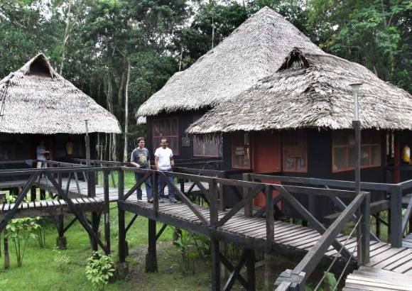 Hernán Vanegas - El Hotel Parque Nacional Natural Amacayacu es en forma de malocas, no tiene aire acondicionado sino ventiladores y la luz se apaga a las 10:00 p.m.