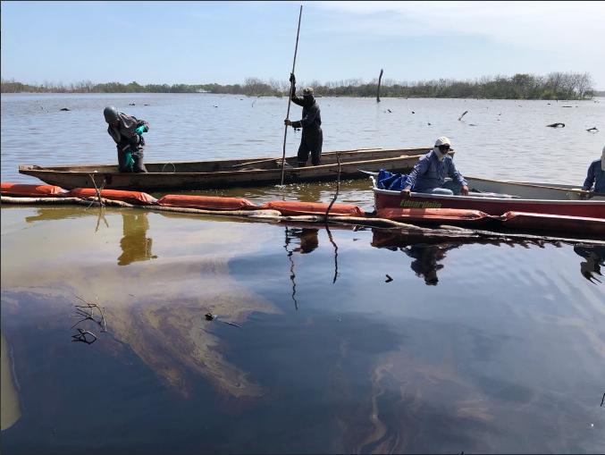 Derrame de petróleo en el río Magdalena. FOTO: TOMADA DE TWITTER @MINAMBIENTECO