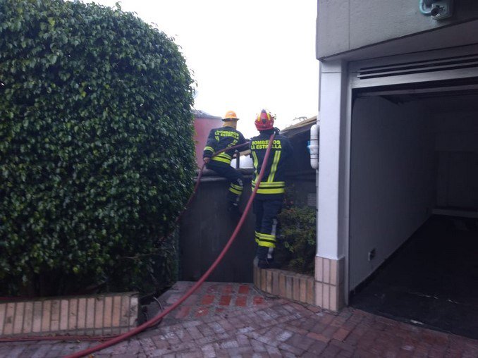 Trece bomberos controlaron la emergencia en un lapso de media hora. FOTO @comunicandres 