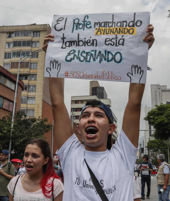 Estudiantes de algunas instituciones educativas de Medellín se hicieron presentes en la marcha. Foto: Robinson Sáenz