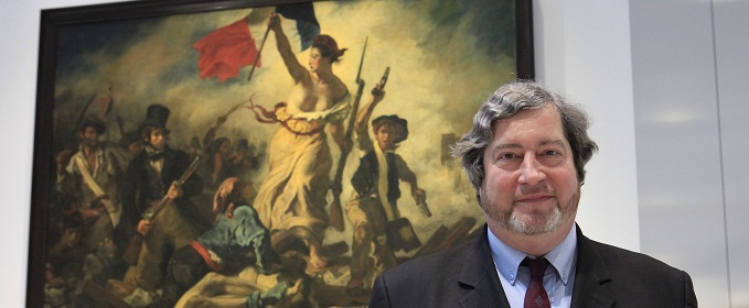 Vincent Pomarede, curador del museo de Louvre Lens, frente a la pintura de Delacroix. Foto: Reuters