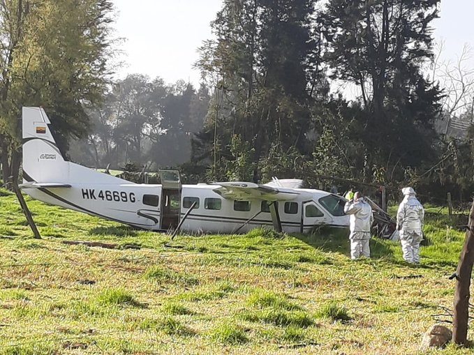 La avioneta cayó muy cerca del conjunto Karimagua, y los habitantes del sector fueron los que compartieron las fotos del accidente. FOTO COLPRENSA