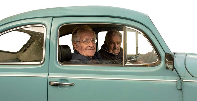 Noam Chomsky y Pepe Mujica se reunieron a grabar el documental durante un fin de semana en Montevideo. Foto: Documental Chomsky & Mujica. 