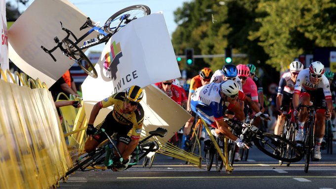 Este es el momento del accidente en la Vuelta a Polonia. FOTO TOMADA DE TWITTER, EFE