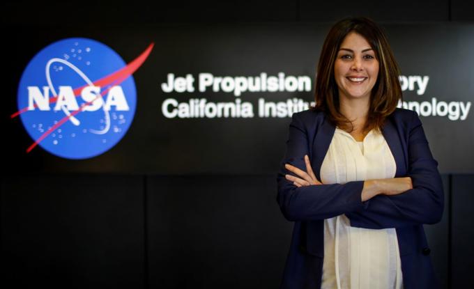 Diana Trujillo, ingeniera aeroespacial, trabaja liderando el equipo de ingenieros a cargo del brazo robótico. FOTO @FromCaliToMars