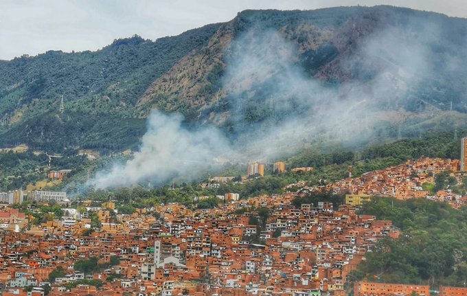 Así lucía la parte centro oriental de la ciudad, limites entre las comunas 8 y 9, por el incendio. FOTO @DAGRDMedellin