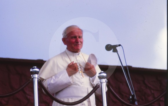 Visita a Medellín del Papa Juan Pablo II en 1986. Estadio Atanasio Girardot. Foto: Miguel Calderon. (Archivo El Colombiano)