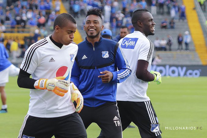 Los arqueros Wuilker Fariñez (blanco) y Jefersson Martínez (azul) se rotaron el arco embajador en la temporada 2019. TOMADA DE @MillosOficial