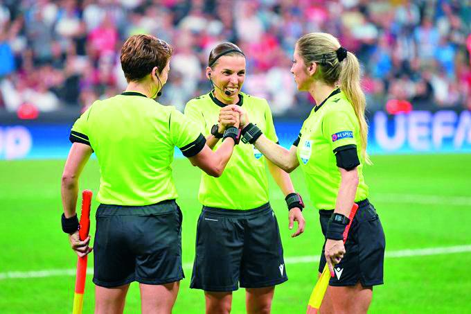 A Stéphanie Frappart -foto-, de 35 años, no le quedó grande el reto de dirigir la final de la Supercopa de Europa masculina. 