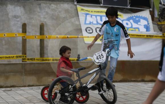 Martín (3 años) y Nicolás (10) disfrutaron la pista del flatland, dejando clara la pasión por las ruedas. FOTOs Donaldo zuluaga
