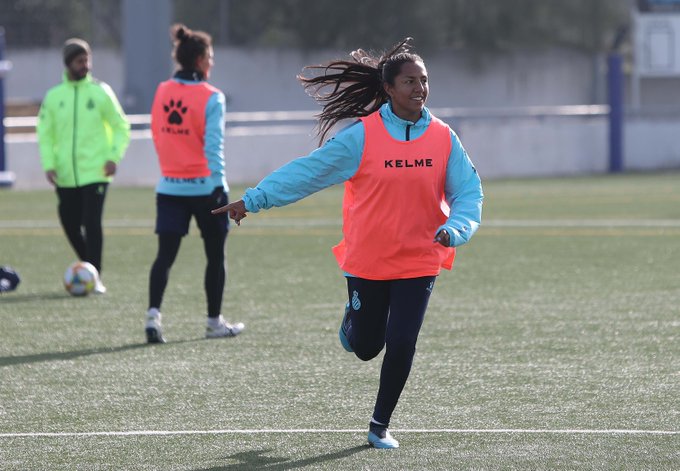 En plena actividad, Manuela se esfuerza para adaptarse pronto. Por estos días está en Colombia, luego de ser convocada para la Sub-20 que irá al Suramericano. FOTO twitter espanyol 
