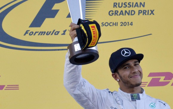 El piloto británico de la escudería Mercedes logró este año su segundo título en la máxima competencia automovilística. FOTO AFP