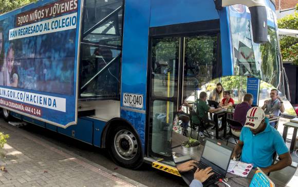 En el interior de los vehículos, los profesionales establecen acuerdos de pago y orientan a los contribuyentes sobre cómo ponerse al día con sus obligaciones. FOTOS Juan Antonio Sánchez. 