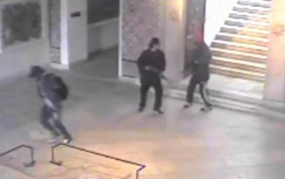 Las cámaras de seguridad registraron el momento en que los tres hombres ingresan armados al museo. FOTO AFP