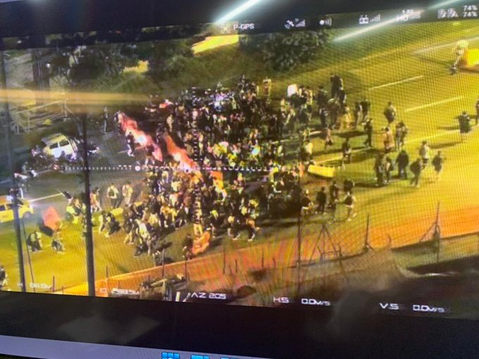 Manifestantes avanzan por la avenida Regional. FOTO TWITTER ANDRÉS TOBON
