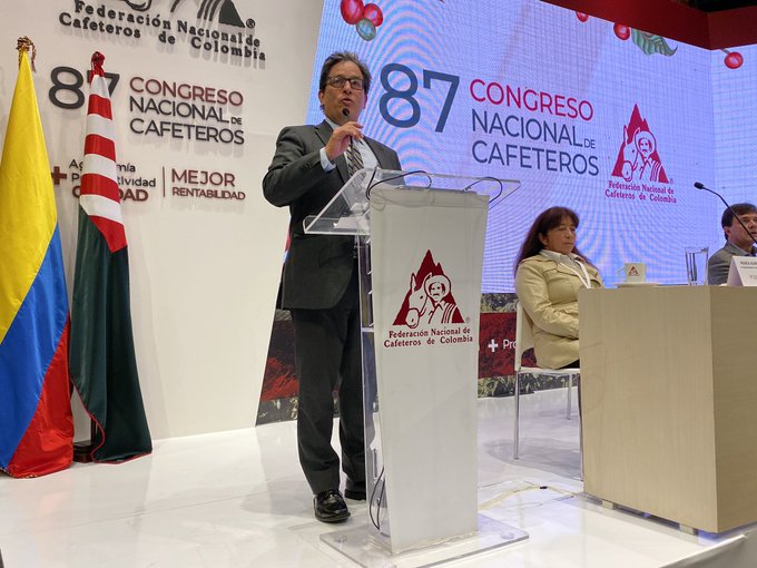 El ministro de Hacienda, Alberto Carrasquilla, participó en la instalación del congreso anual de la Federación Nacional de Cafeteros. Foto Tomada de Twitter del MinHacienda