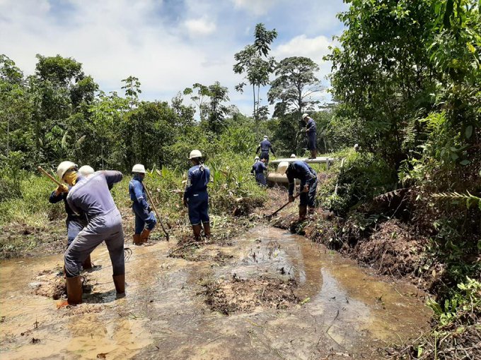 Contratistas de Ecopetrol atendieron la emergencia generada por el ataque vandálico. FOTO Cortesía Ecopetrol 