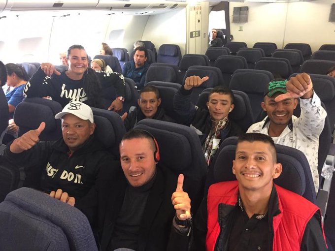 Ya, sentados en el avión y con pulgar arriba, viajaron con una nueva ilusión. FOTO Tomada de Twitter @ARNColombia 