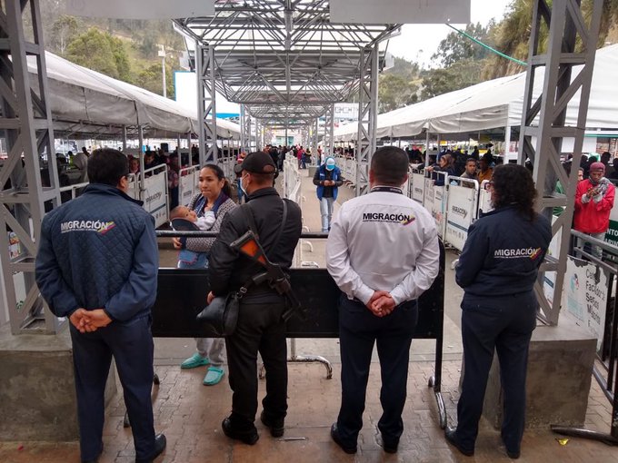 Así estaba el paso de Ipiales (Nariño) a Ecuador, a las 11:00 de la mañana de ayer. FOTO Cortesía Migración Colombia