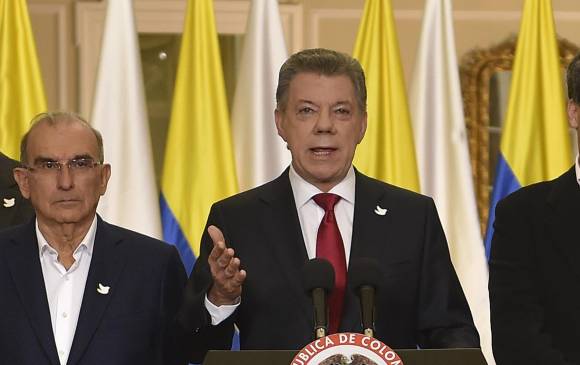 Rodeado de su equipo negociador y del ministro del Interior, el presidente Juan Manuel Santos hizo un llamado al diálogo político. FOTO Presidencia