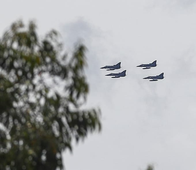 Con sobre vuelos por el Valle de Aburrá de cuatro aviones Kfir (Cachorros de León) se celebraron los 210 años de la Independencia de Colombia. Foto: Manuel Saldarriaga