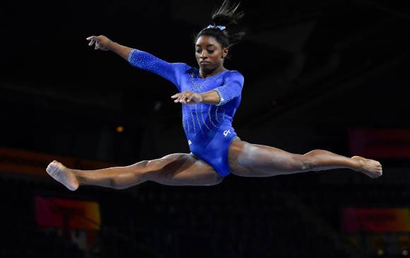 Simone Biles va por su quinto título mundial. FOTO AFP
