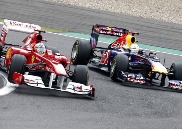 Reuters - El piloto de Mclaren resisti&#243; los embates de Fernando Alonso, de Ferrari y Mark Webber, de Red Bull, para su segunda victoria del a&#241;o.