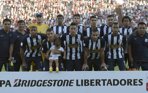 La barra brava de Alianza Lima, expresó su disconformidad ante la medida. FOTO AFP