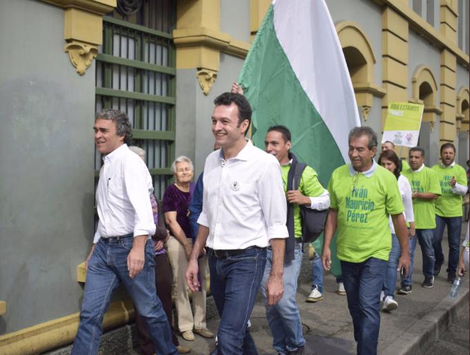 El excandidato presidencial Sergio Fajardo y el candidato a la gobernación de Antioquia Iván Mauricio Pérez recorren Medellín en un acto de campaña. FOTO: Cortesía