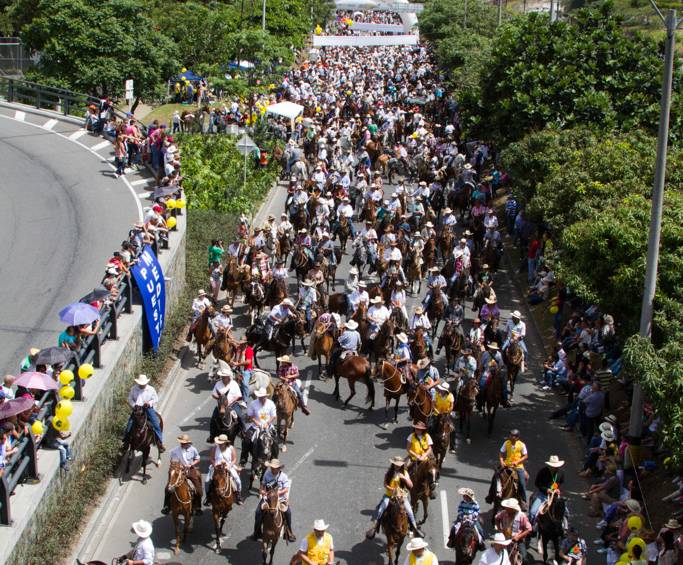 Imagen de la última cabalgata en Feria de Flores de 2013, donde hubo una masiva participación. Foto manuel saldarriaga