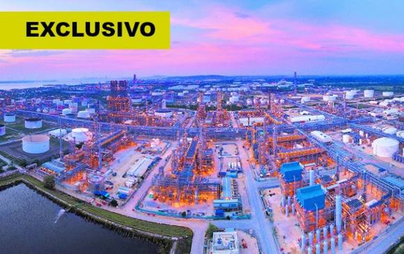 1. La nueva refinería de Reficar ya concluyó todas sus obras de ingeniería y procesará el primer barril de crudo en próximas semanas. Estará en su plena capacidad en marzo de 2016.2 y 3. Sobre un terreno de 140 hectáreas, luego de reubicar unos 20 mil individuos, entre peces, reptiles, aves y mamíferos, se construyó en los últimos ocho años el complejo petroquímico de la nueva planta de Reficar. FOTOs cortesía