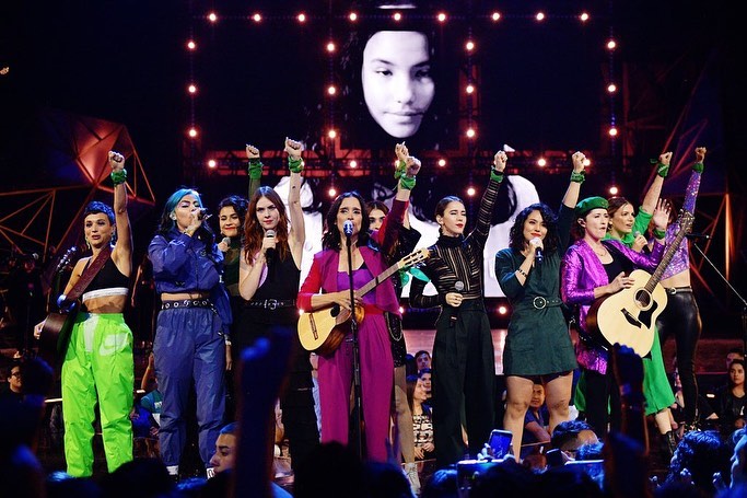 La actuación más destacada fue la de Julieta Venegas, quien pese a la inexistencia de audio en su micrófono en los primeros segundos de la interpretación, dejó mudo al público al cantar, junto a 20 compositoras y cantantes mexicanas, un tema de empoderamiento femenino. FOTO INSTAGRAM