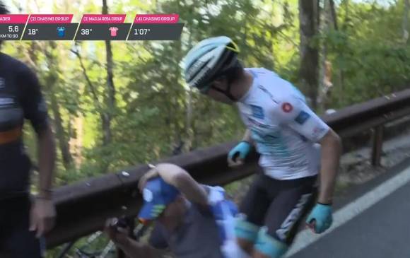 Supermán López golpea a aficionado que provocó su caída. Foto: Captura de transmisión. 